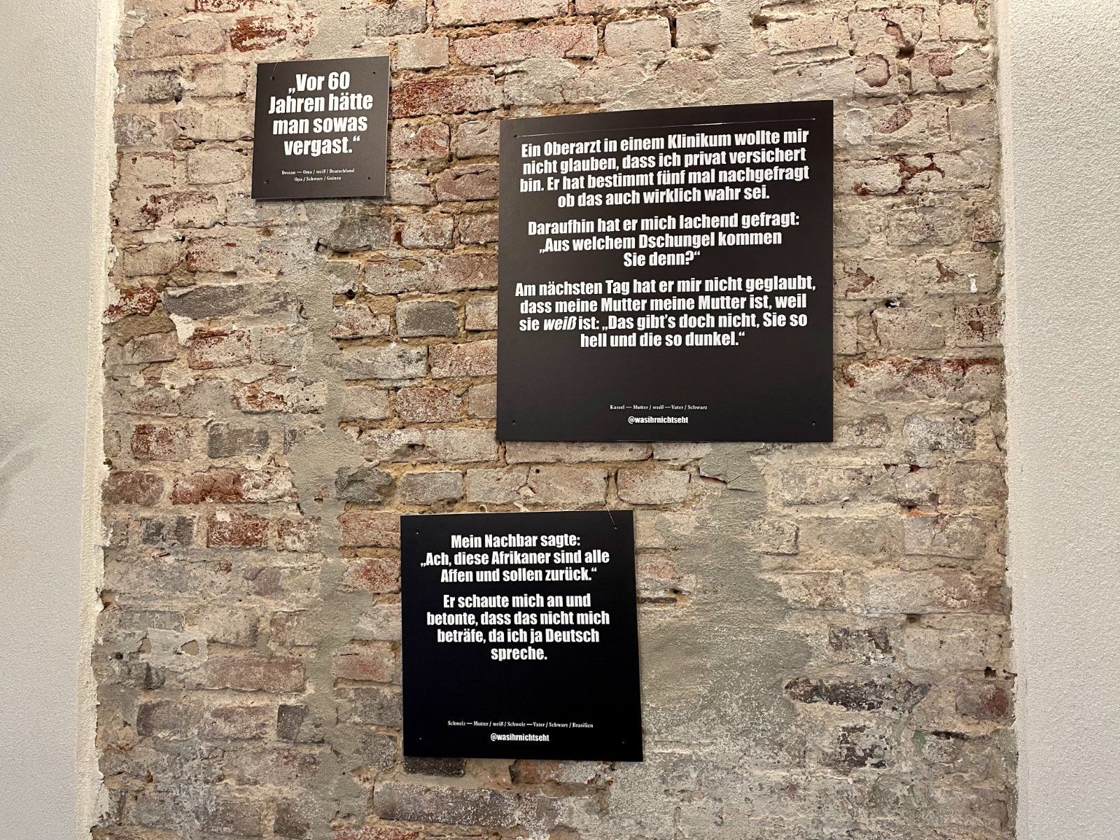 Tafeln an einer Backsteinwand