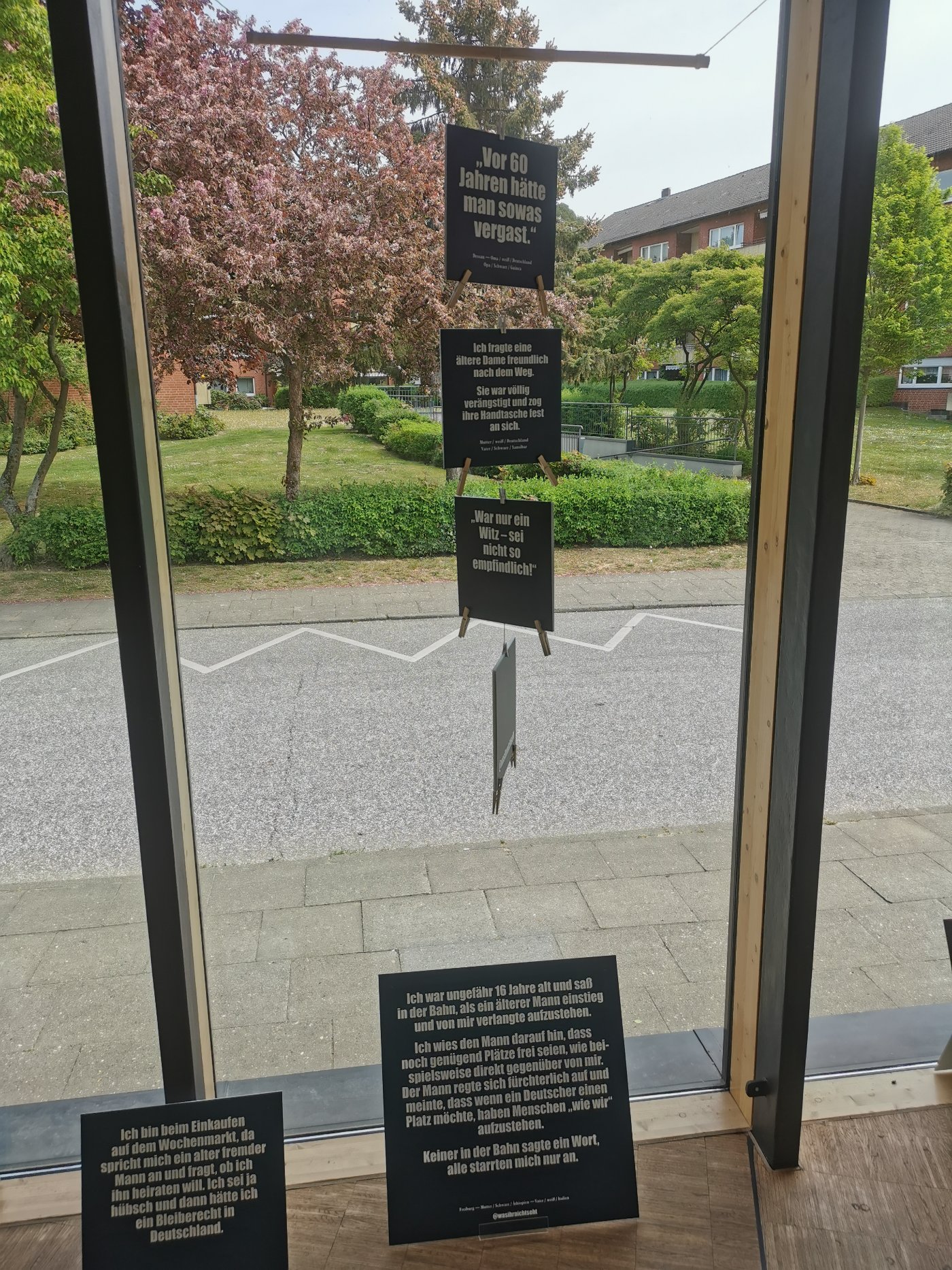 Tafeln mit Klammern an Schnüren vor einer Fensterfront