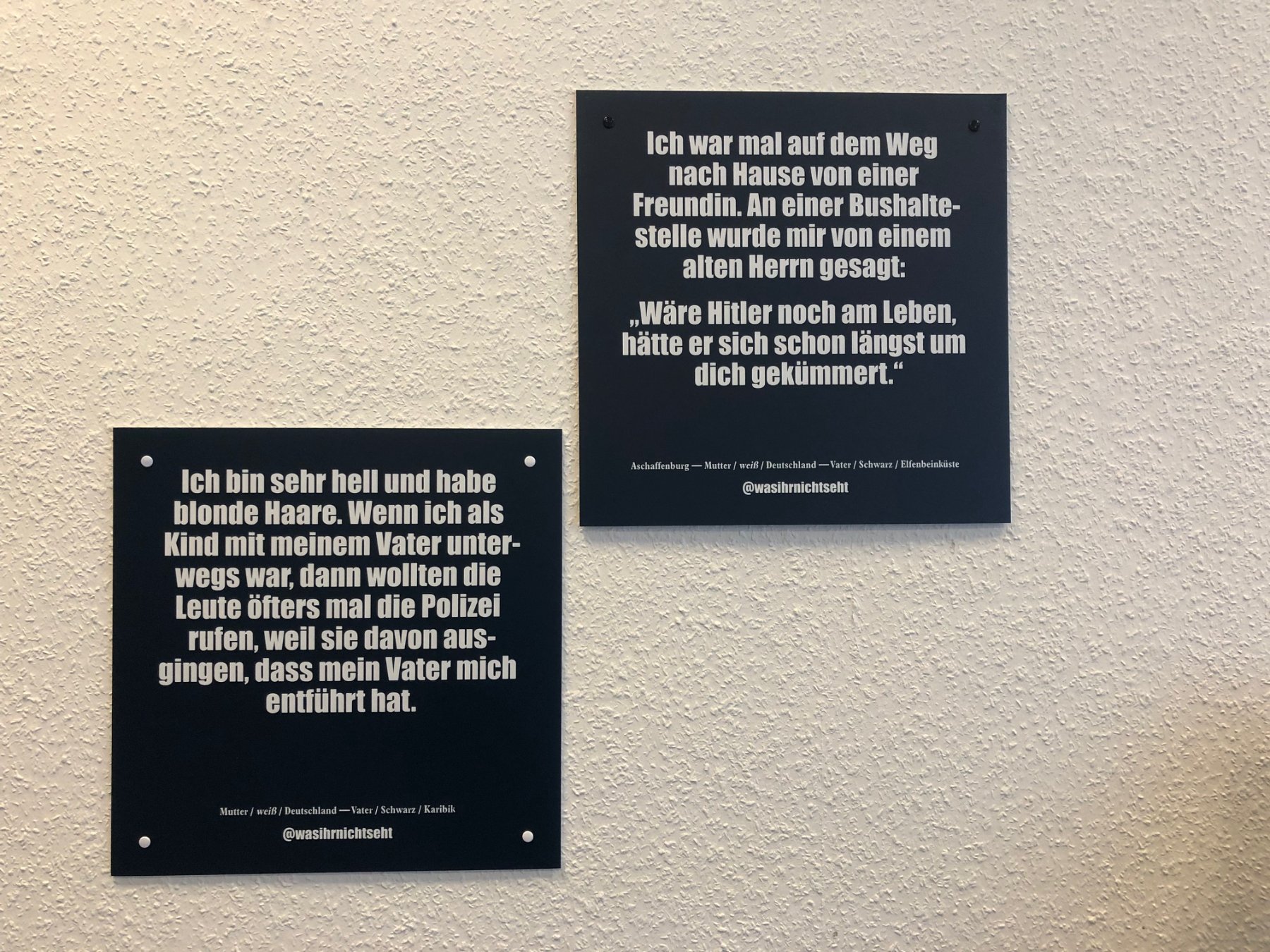 Zwei Original-Tafeln der Ausstellung an einer Wand